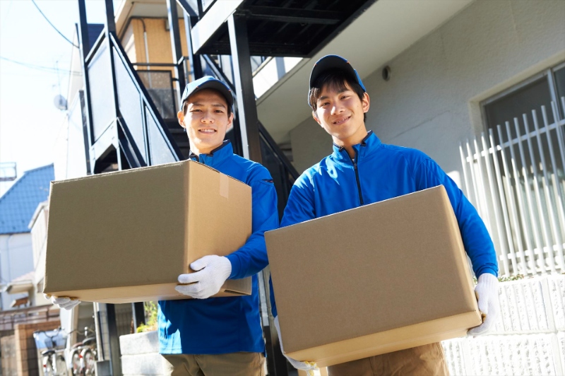 荷物を運ぶ男性スタッフ