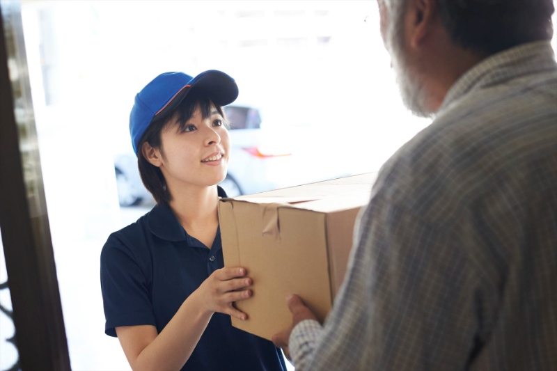 荷物を運ぶ女性スタッフ